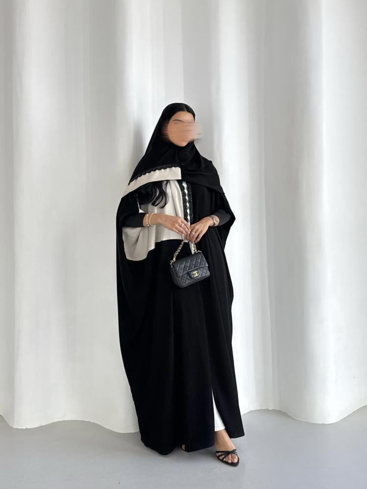 عباية كريب اسود وبيج مع كلفة