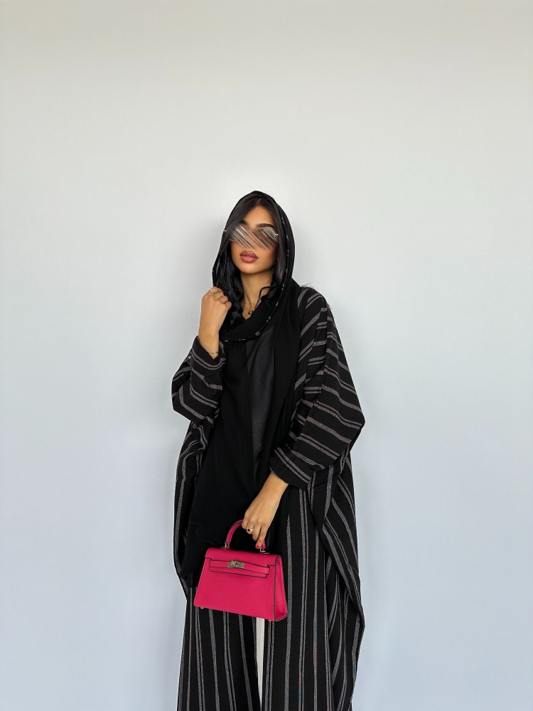 عباية كريب اسود مخطط