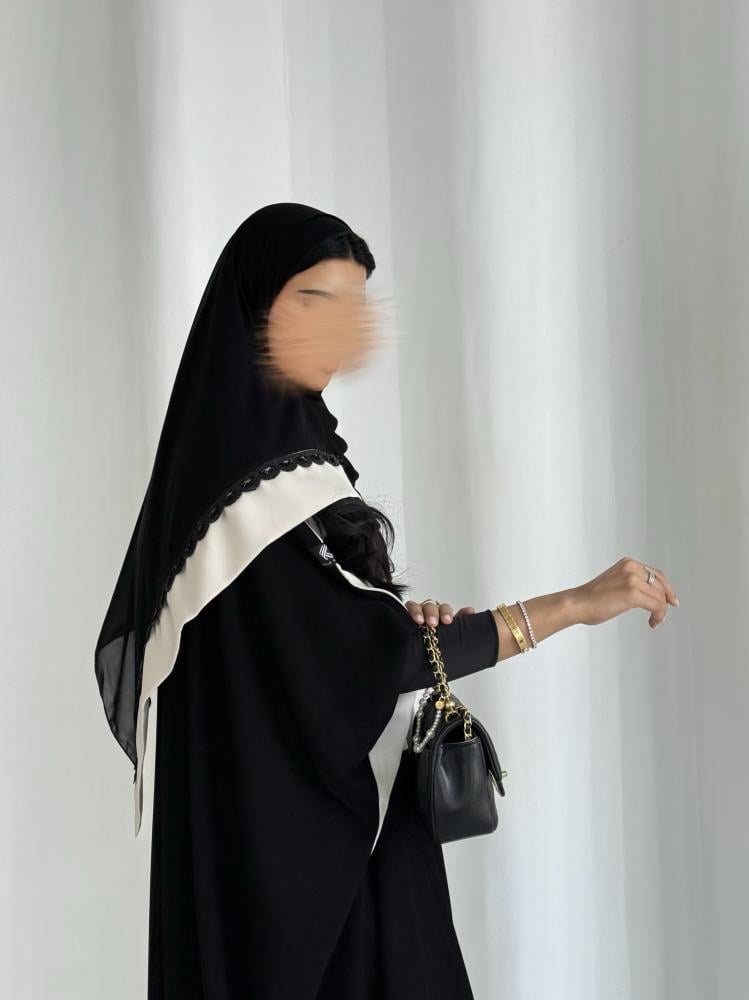 عباية كريب اسود وبيج مع كلفة
