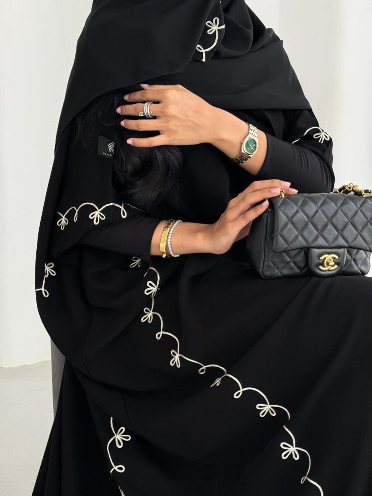 عباية كريب اسود نص بشت مع تطريز خاص