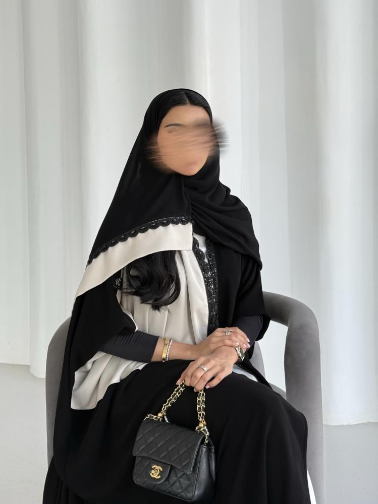 عباية كريب اسود وبيج مع كلفة