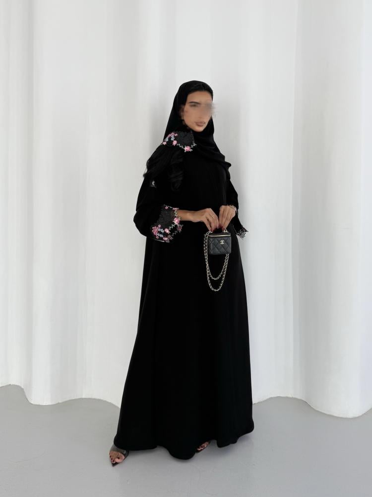 عباية كريب اسود مع كلفة تطريز