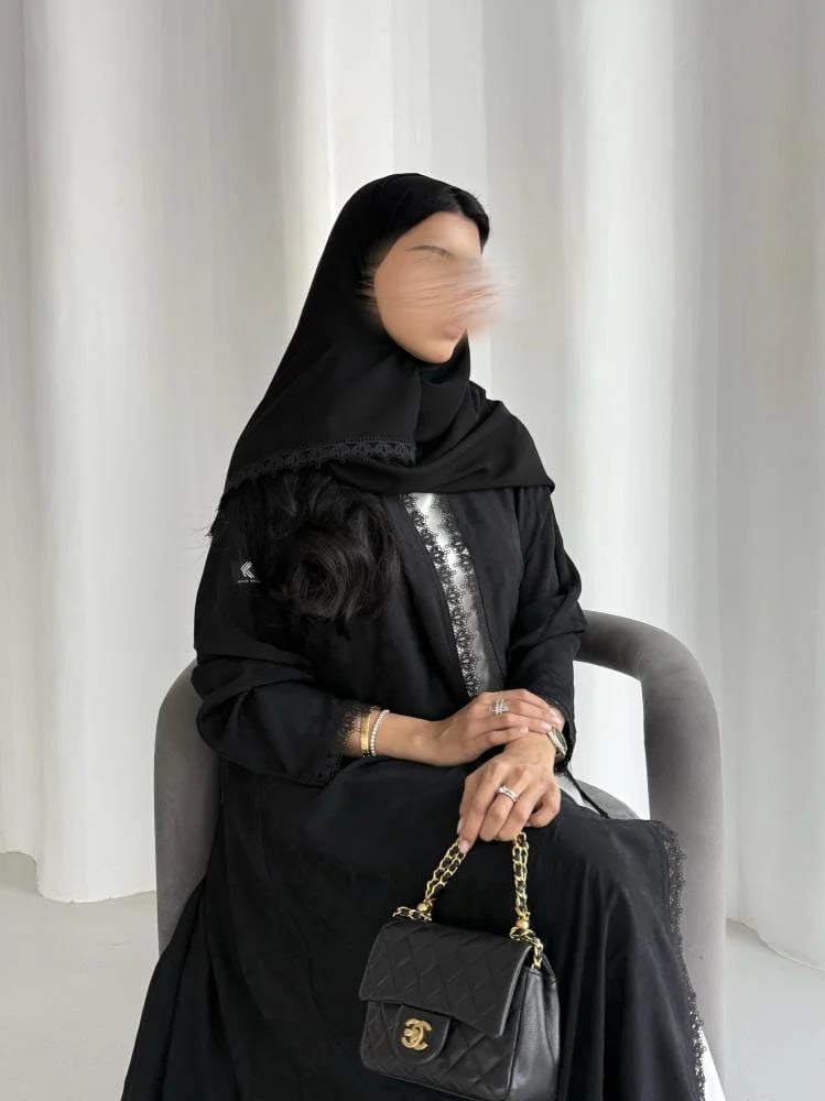 عباية كريب اسود مموج مع كلفة