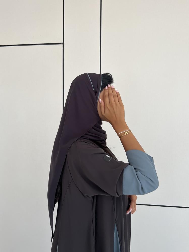 عباية كريب رمادي مع كريب سماوي