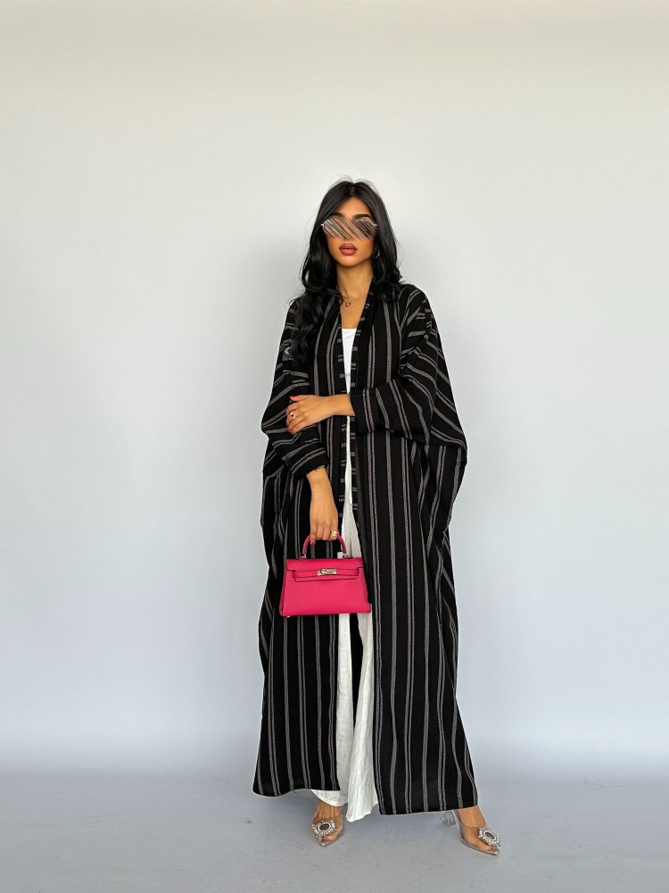 عباية كريب اسود مخطط
