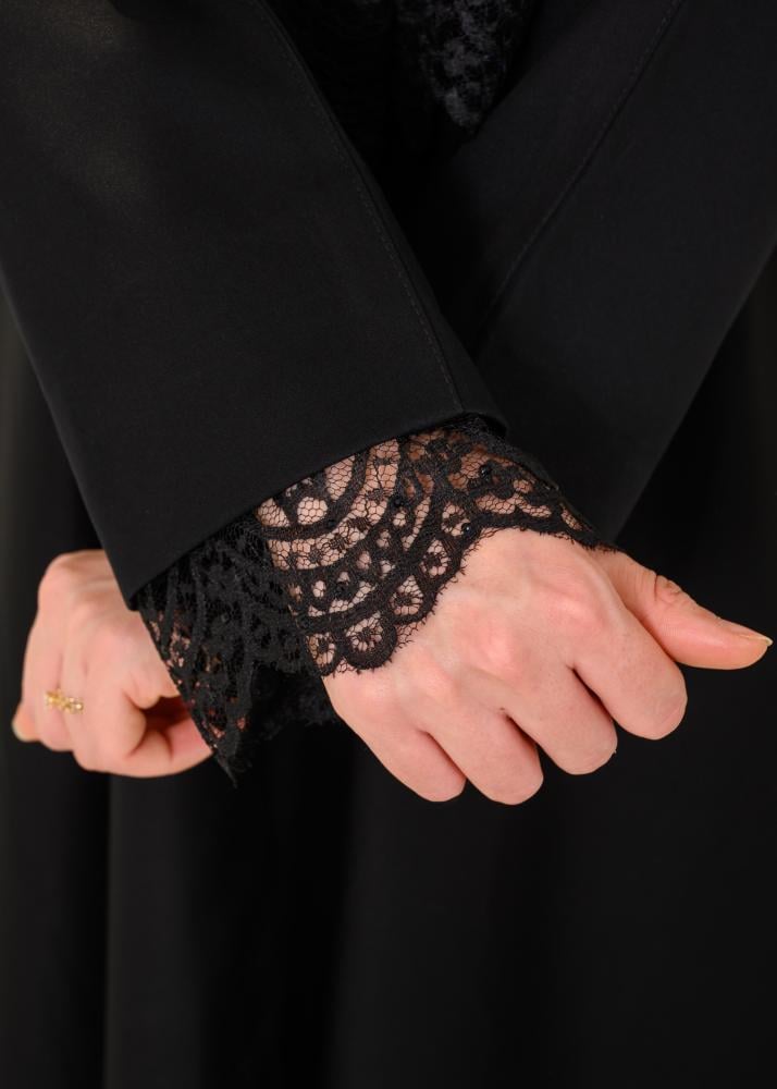 عباية سوداء مصنوعة من كريب الإنترنت مزينة بدانتيل أسود فاخر