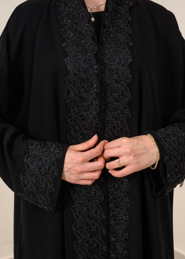 عباية "كريب انترنت" سوداء بتطريز شك طولي فاخر مع طرحه ساده
