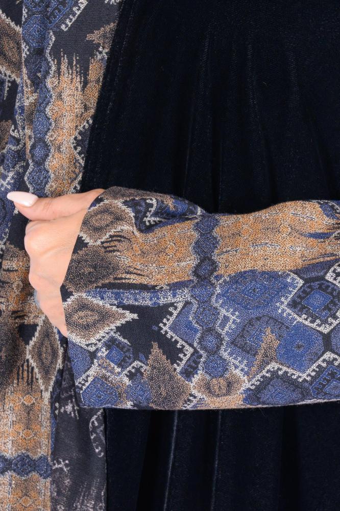 عباية منار سوداء شتوية مخمليه و على الأكمام والصدر تدخيلة قماش كشميري ملون