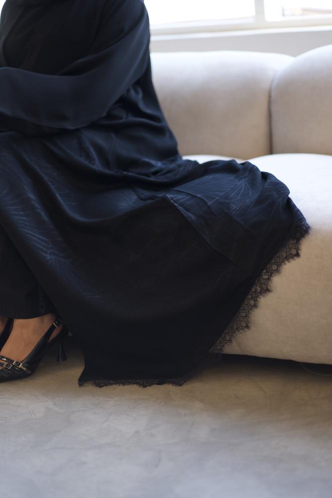 عباية اروى سوداء قماش بلاك بيري بتدخيلة جاكار مشجر ودانتيل مع طرحة بطرف جاكار