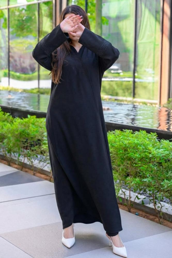 عباية سحر بخامة شمواه أسود وبتطريز أسود ناعم