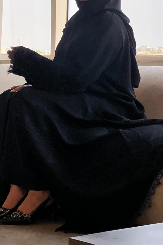 عباية اروى سوداء قماش بلاك بيري بتدخيلة جاكار مشجر ودانتيل مع طرحة بطرف جاكار