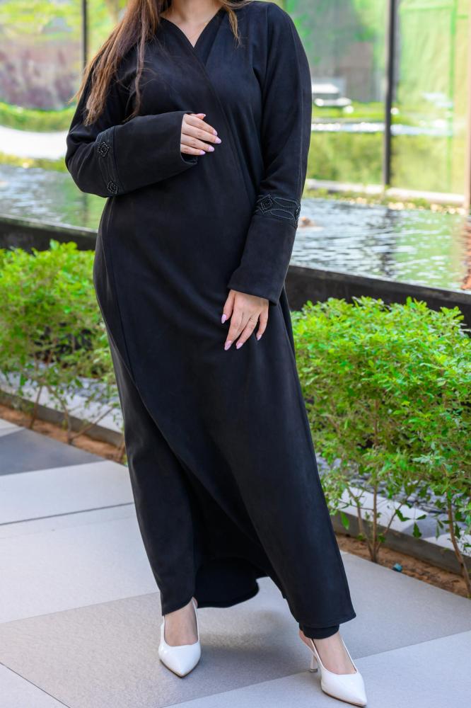 عباية سحر بخامة شمواه أسود وبتطريز أسود ناعم