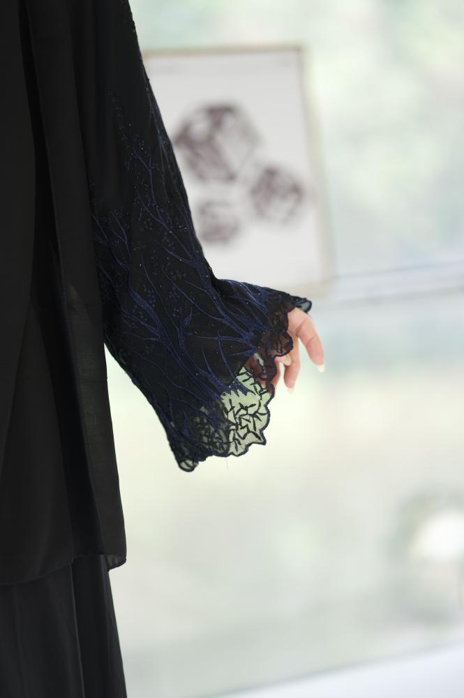 عباية أثير شيفون دبل كلوش مبطن بتطريز كحلي للأكمام مع طرحة