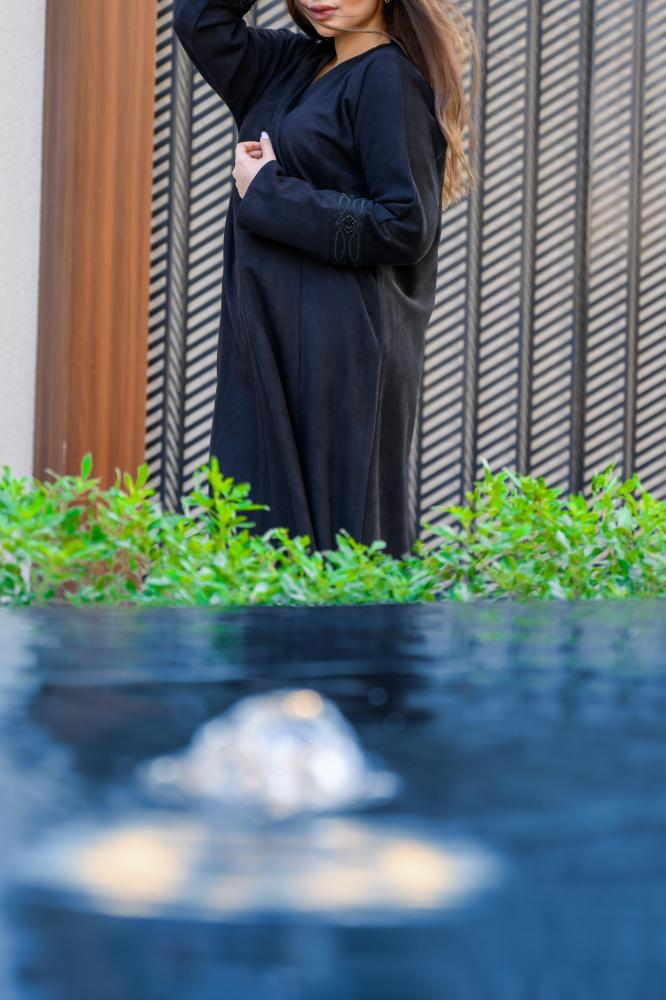 عباية سحر بخامة شمواه أسود وبتطريز أسود ناعم