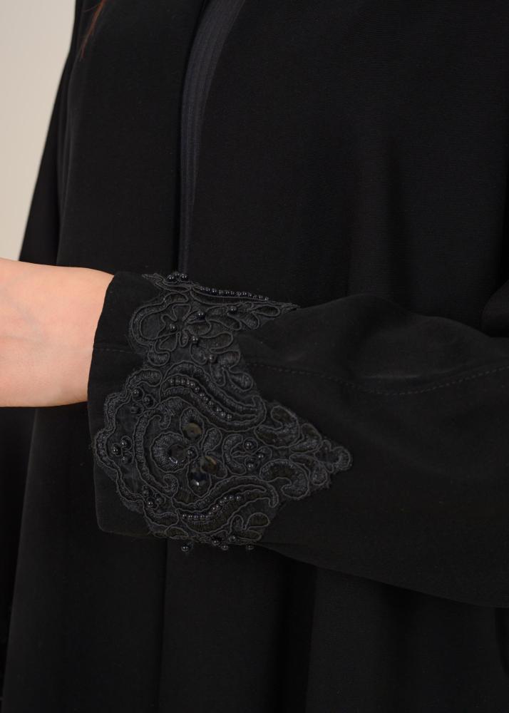 عباية كريب إنترنت كلوش سوداء بتطريز شك يدوي مع طرحه ساده