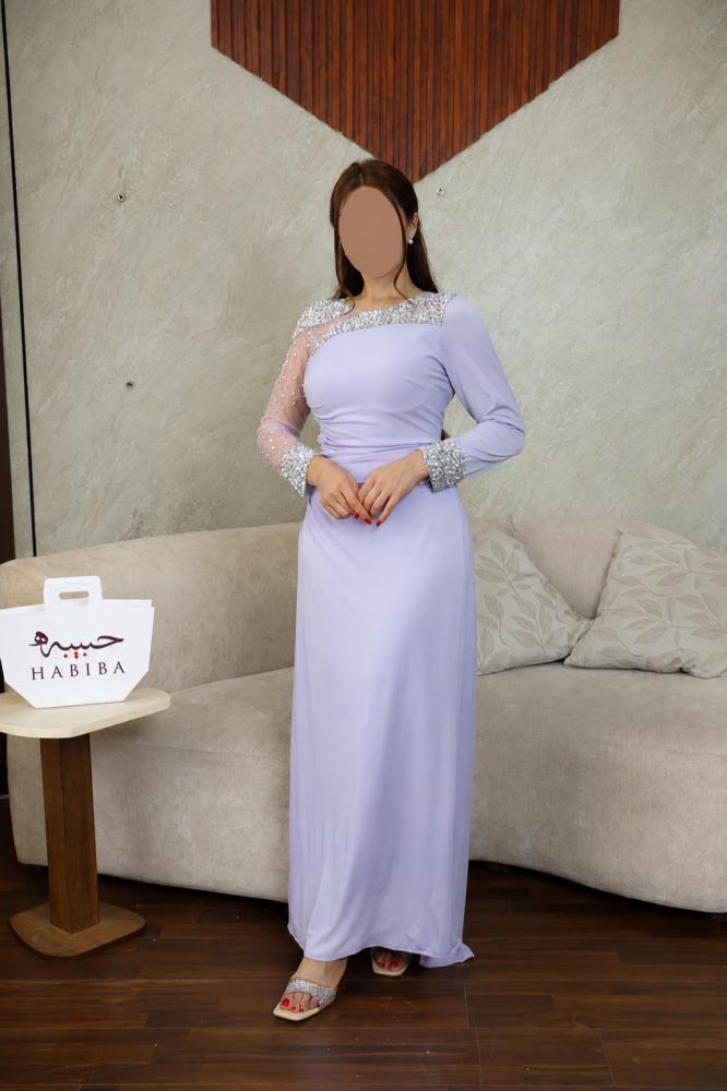 فستان سهرة باللون الليلكي الفاخر بتطريز كريستالي فضي وكتف شفاف مرصّع – تصميم طويل راقٍ بقصة انسيابية || حبيبه فاشن