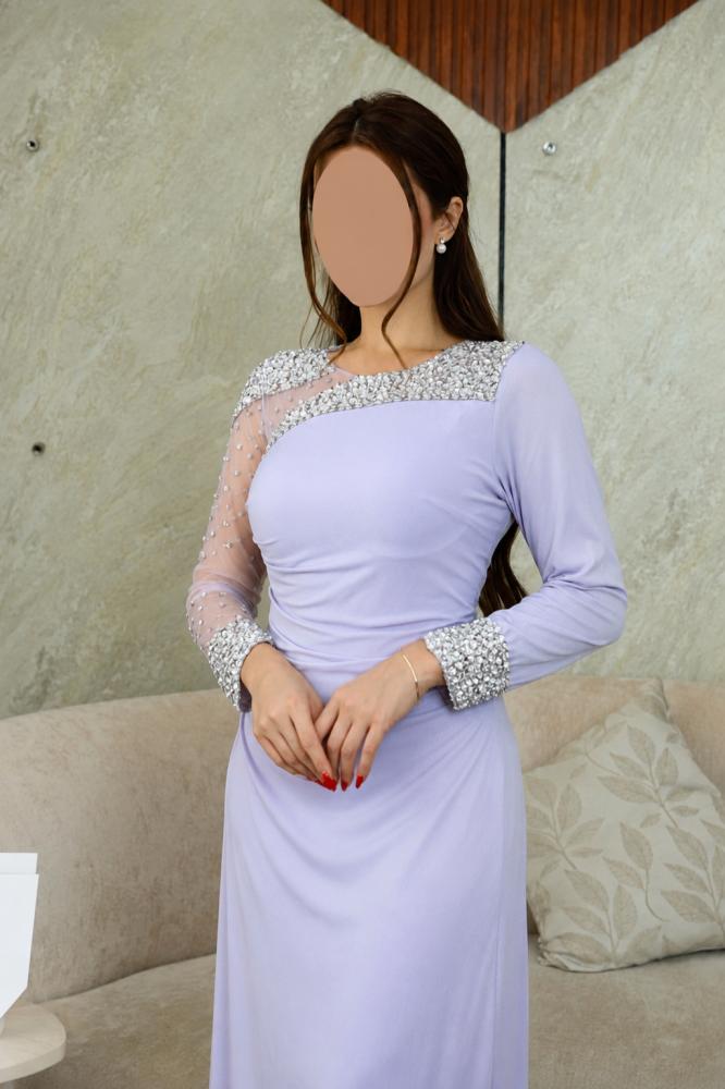 فستان سهرة باللون الليلكي الفاخر بتطريز كريستالي فضي وكتف شفاف مرصّع – تصميم طويل راقٍ بقصة انسيابية || حبيبه فاشن