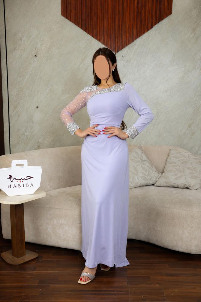 فستان سهرة باللون الليلكي الفاخر بتطريز كريستالي فضي وكتف شفاف مرصّع – تصميم طويل راقٍ بقصة انسيابية || حبيبه فاشن