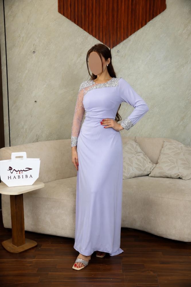 فستان سهرة باللون الليلكي الفاخر بتطريز كريستالي فضي وكتف شفاف مرصّع – تصميم طويل راقٍ بقصة انسيابية || حبيبه فاشن