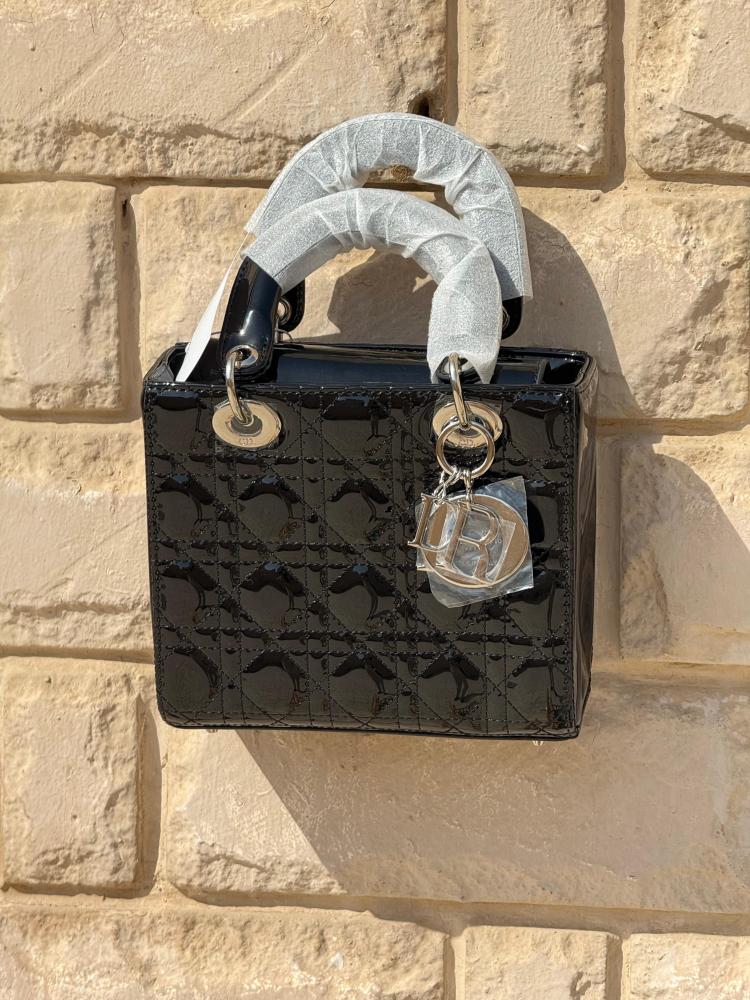 حقيبة ليدي ديور اسود لمعة