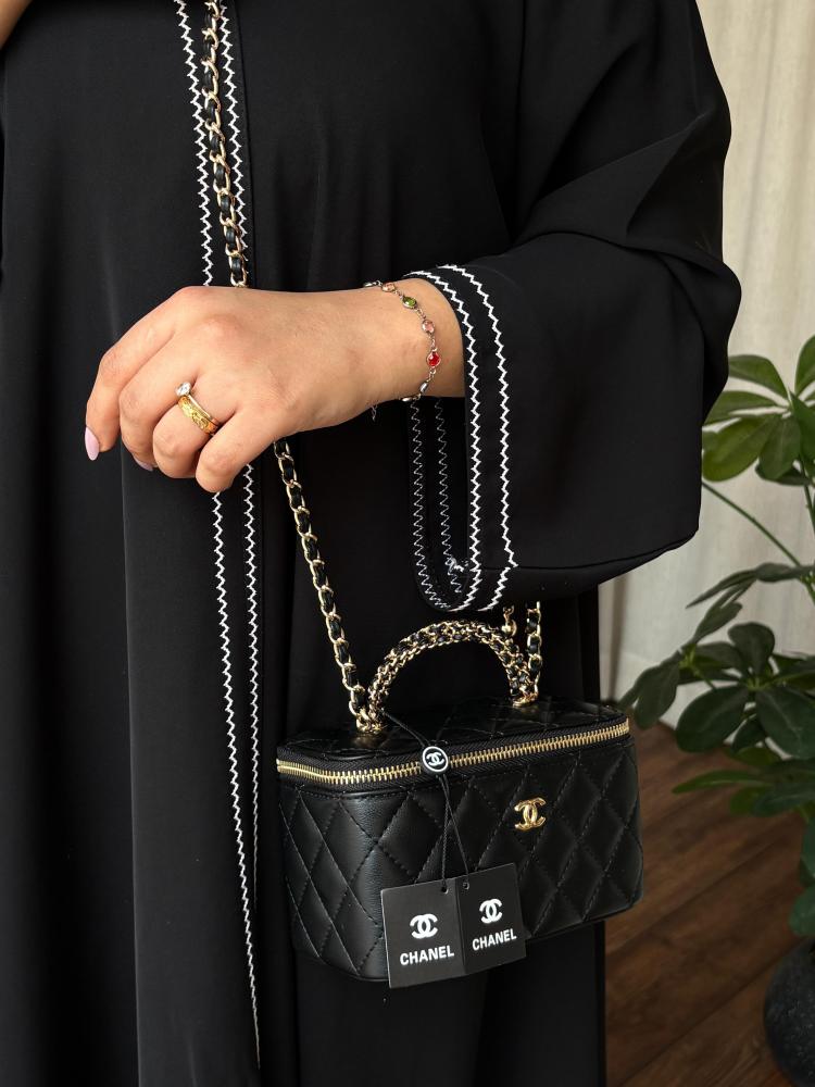حقيبة مكياج شانيل فضي ذهبي