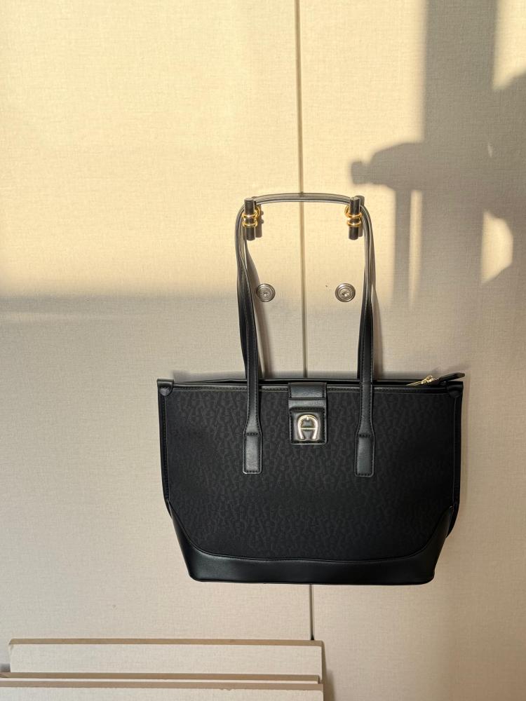حقيبة اجنر AIGNER اسودقماش توت باق