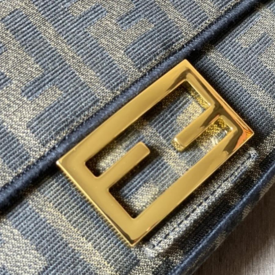سم 16 Fendi Baguette Bag