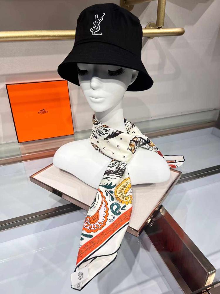 Hermés- Scarf