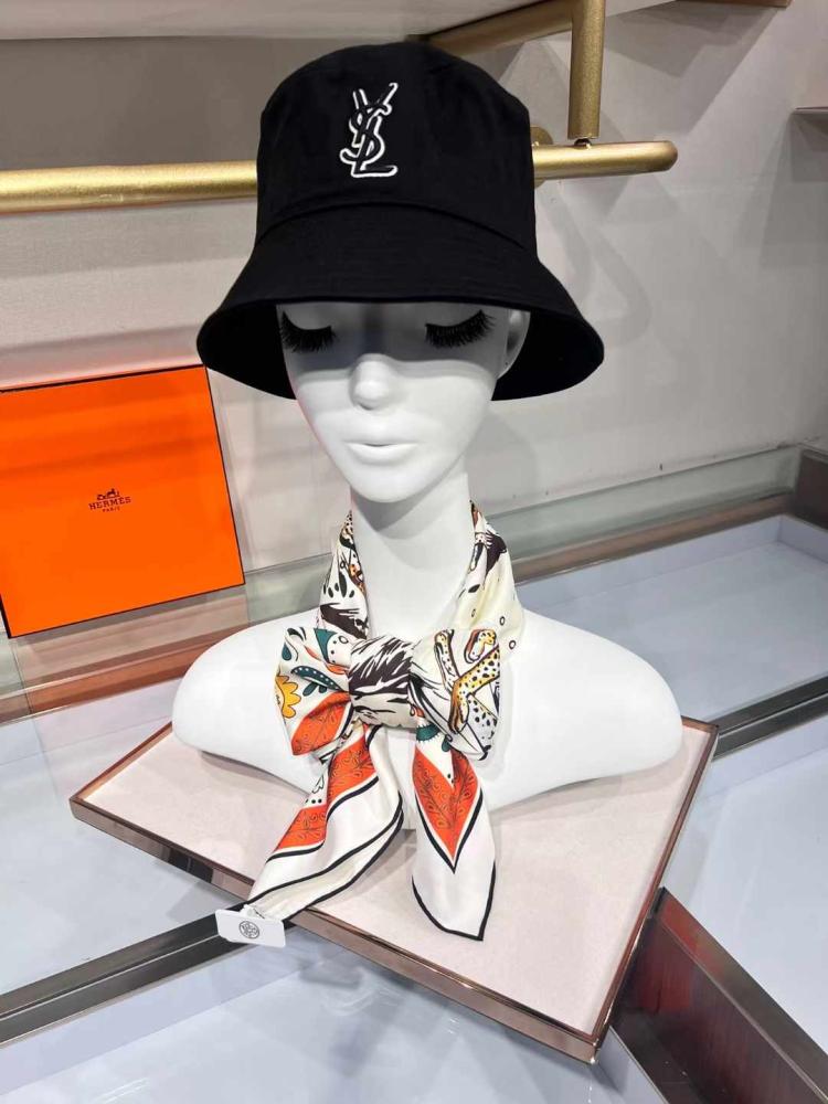 Hermés- Scarf