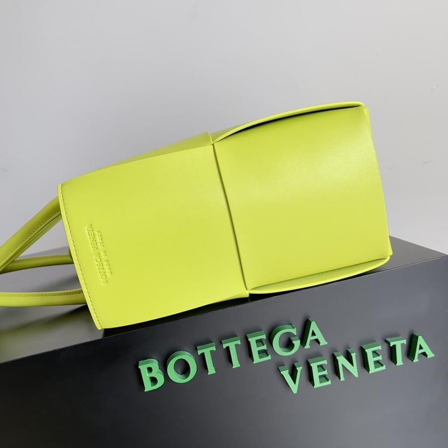 Bottega Medium Arco Tote Bag