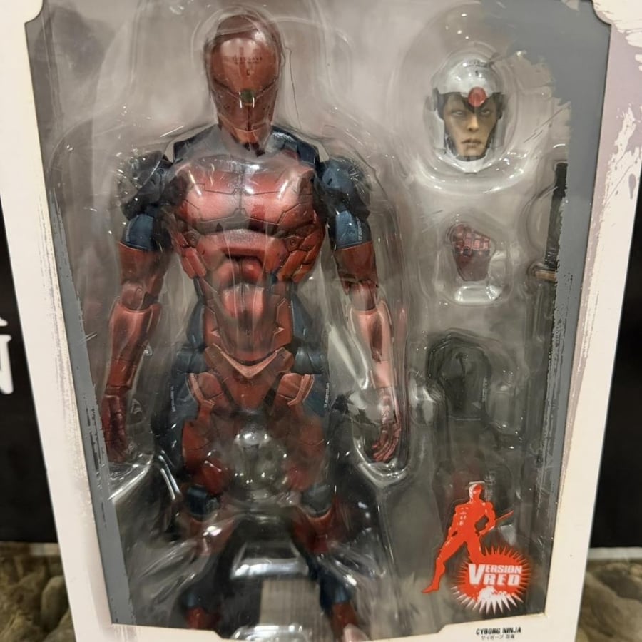 شخصية النينجا — Play Arts Kai (Red Version)