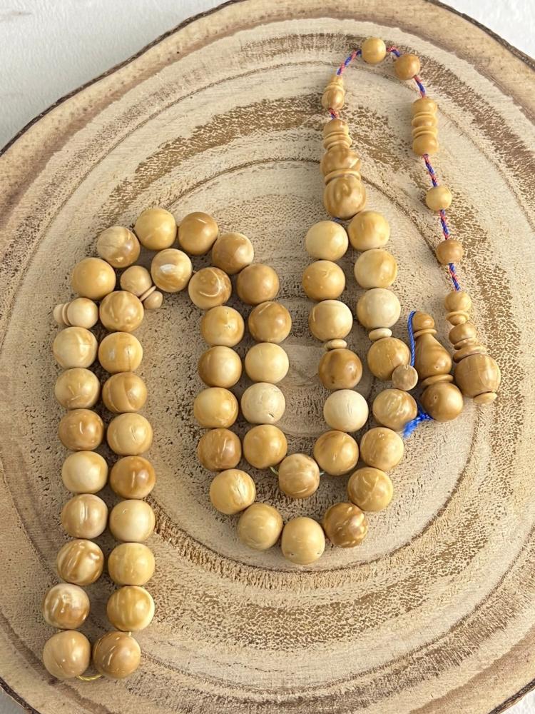 خشب الكوك ابيضّ عدد الخرز ٥١ القياس  ١١ في ١١ معها شاهد اسبير وعطا كبوس  خراطة القرش
