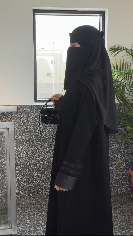 عباية الأميرة عباية من قماش اسود حالك أنيقة وعملية واسعة