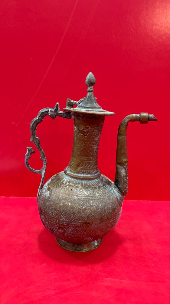 ابريق نحاس منقوش