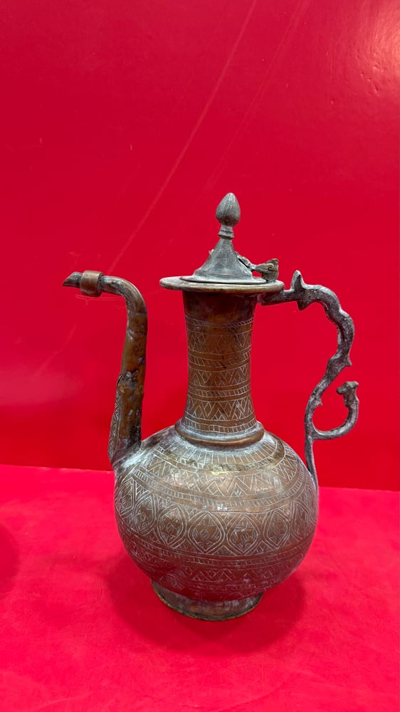 ابريق نحاس منقوش