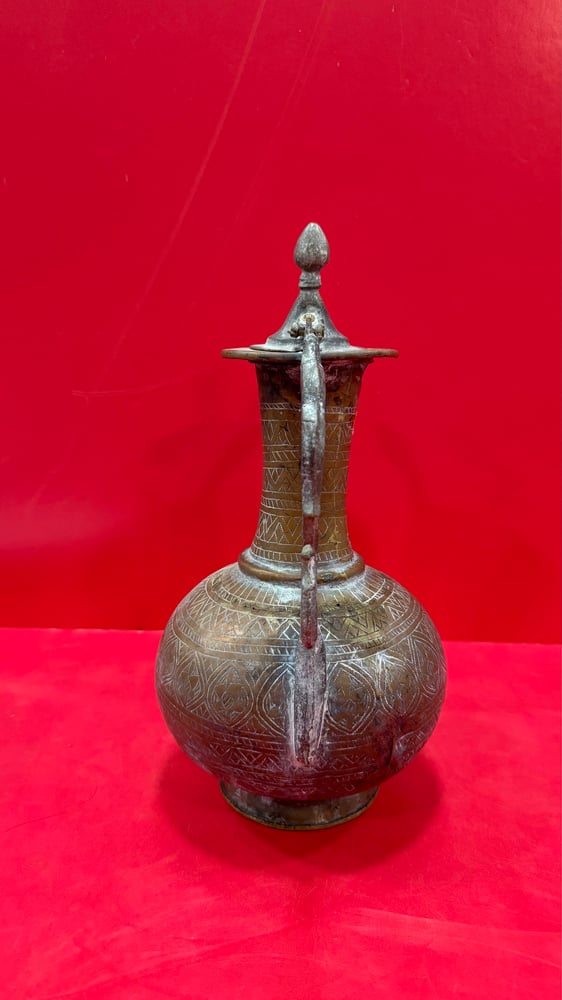 ابريق نحاس منقوش