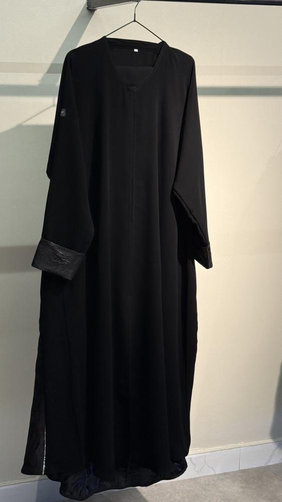 عباية كريب اسود مع نصف جاكار