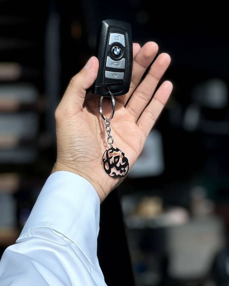 ميدالية بالاسم مبطن اسود