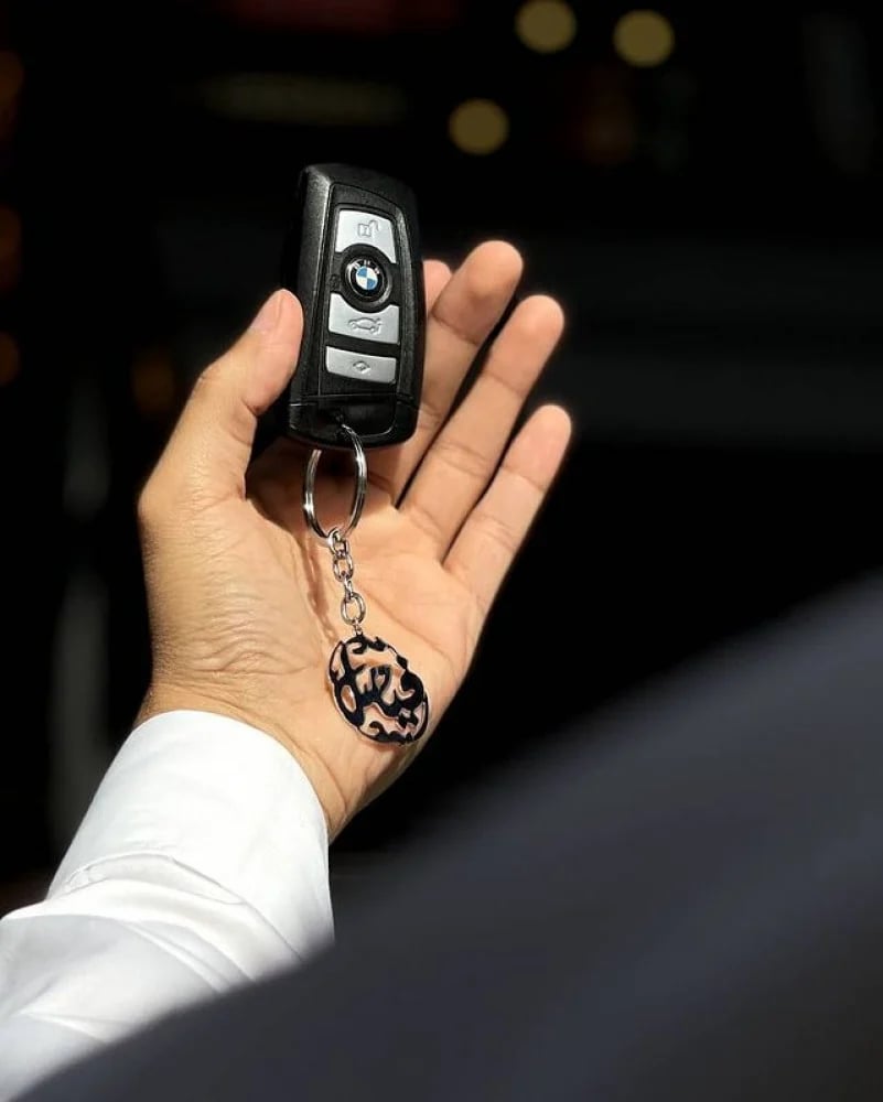 ميدالية بالاسم مبطن اسود