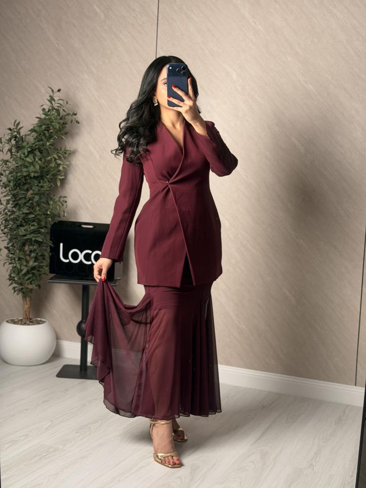 A soft and elegant set in oud color