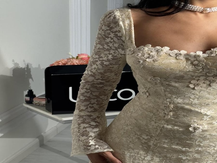 فستان كريمي دانتيل بأكمام طويلة وقصة كلوش