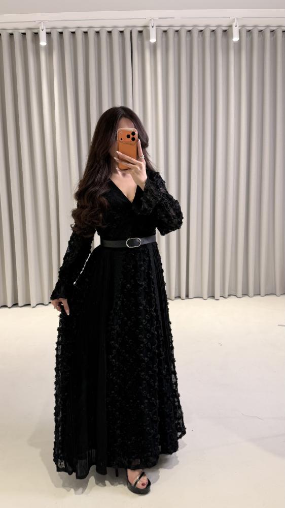 فستان أسود بملمس مزخرف وحزام وقصة كلوش