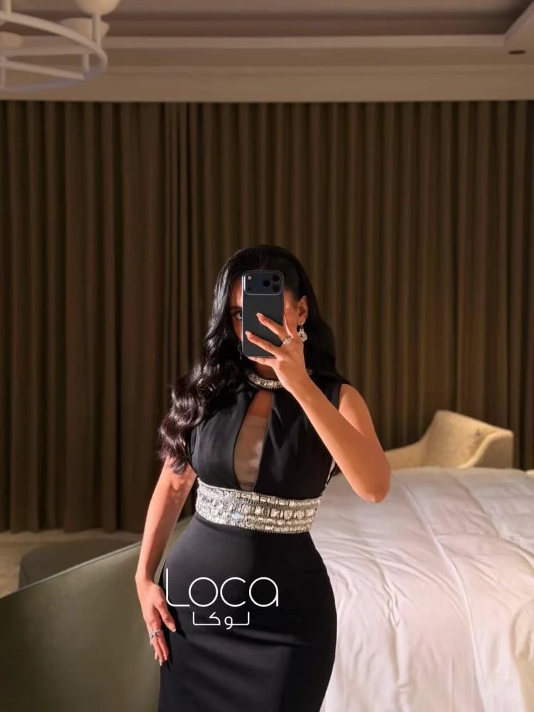 فستان سهرة أسود بحزام مطرّز