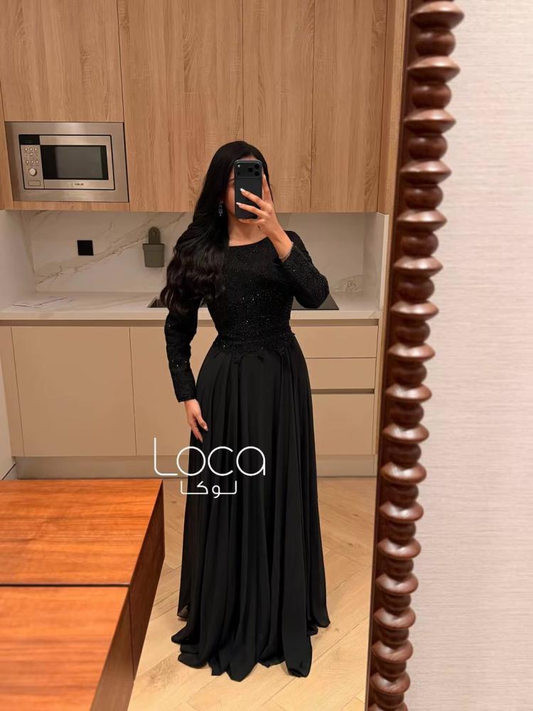 فستان سهرة أسود بأكمام طويلة وقصة كلوش