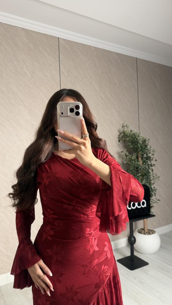فستان أحمر مورد بأكمام واسعة وقصة كلوش