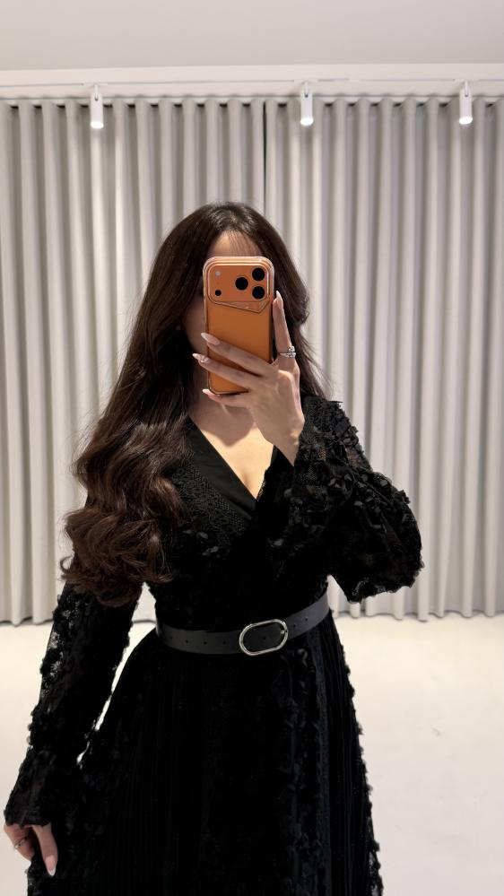 فستان أسود بملمس مزخرف وحزام وقصة كلوش