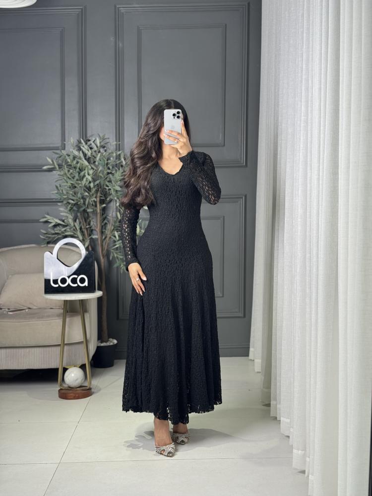 فستان أسود ناعم بأكمام طويلة وقصة كلوش