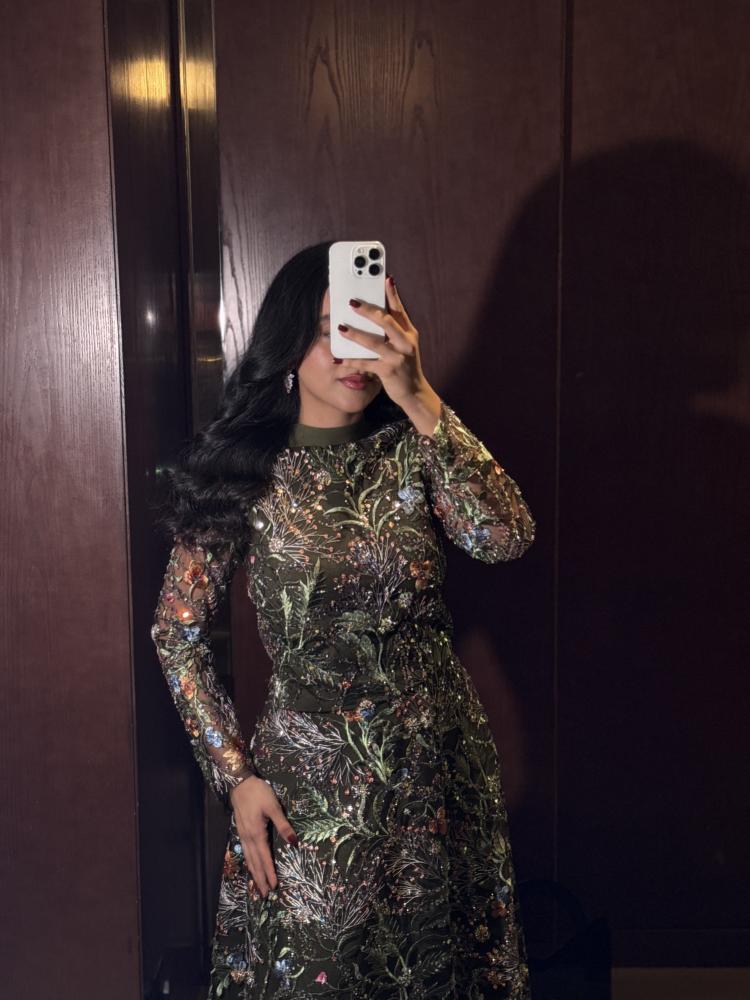 An elegant evening set in olive color embroidered with shiny botanical motifs