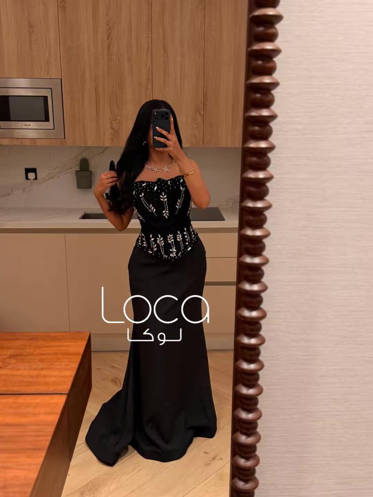 فستان سهرة أسود مطرز بأكتاف مكشوفة