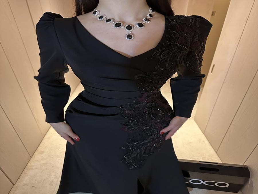 فستان سهرة أسود بأكمام طويلة وتطريز جانبي